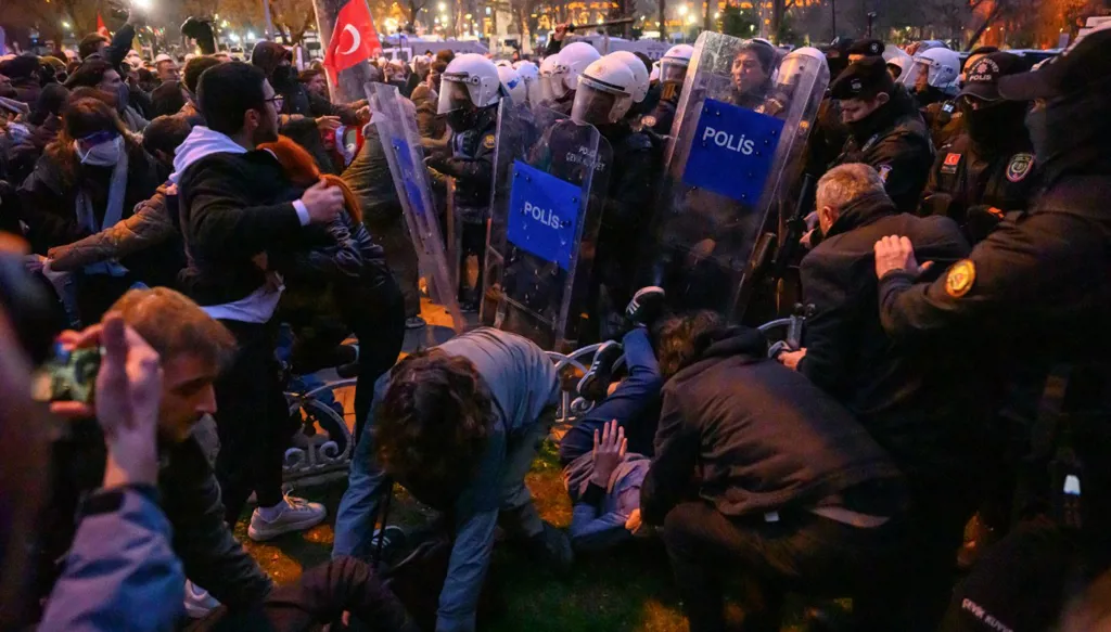 صدامات مع الشرطة وحل لمجلس نقابة المحامين... اعتقال رئيس بلدية إسطنبول يفجّر أزمة سياسية في تركيا
