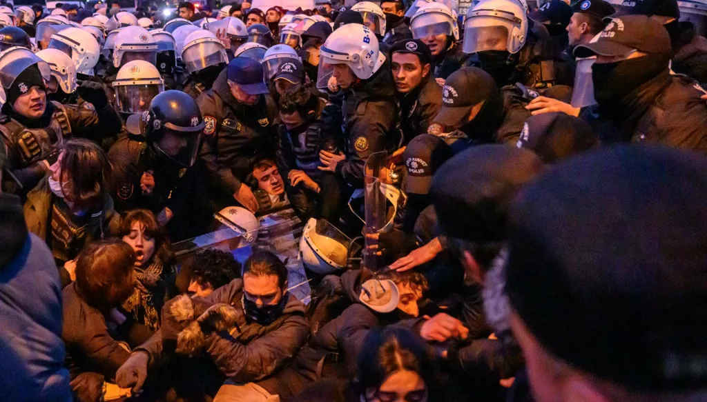 احتجاجات في تركيا على اعتقال رئيس بلدية اسطنبول (أ ف ب)