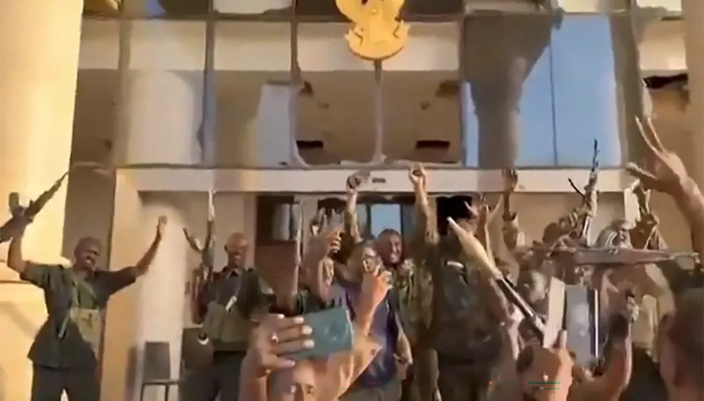 بعد القصر الجمهوري... الجيش السوداني يُعلن السيطرة على مقر البنك المركزي