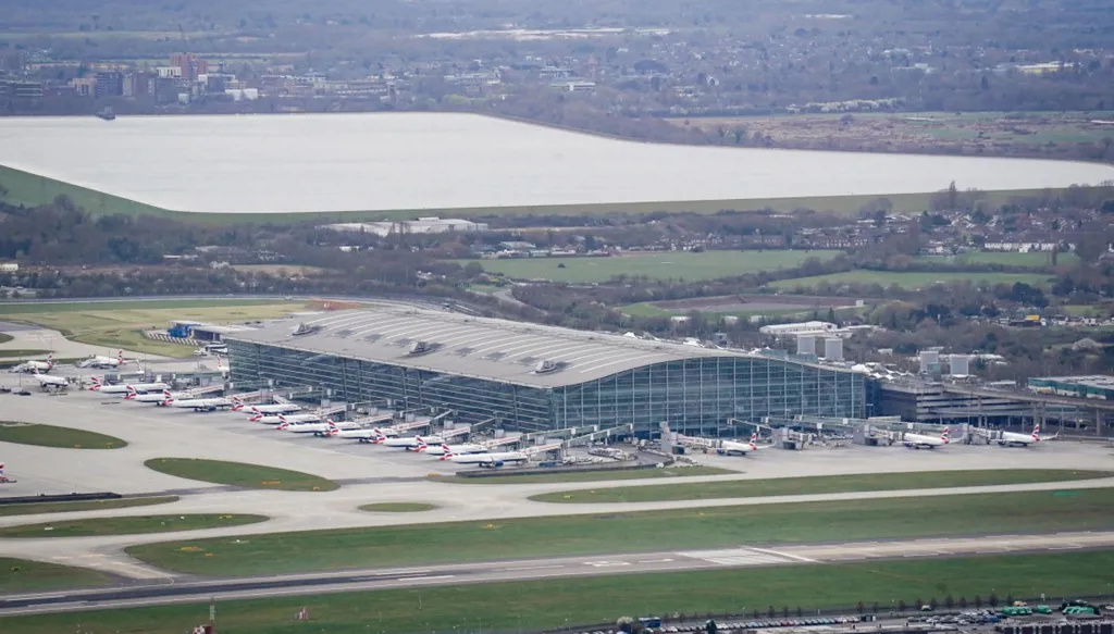 مطار هيثرو يدافع عن قرار وقف العمليات بسبب انقطاع للكهرباء