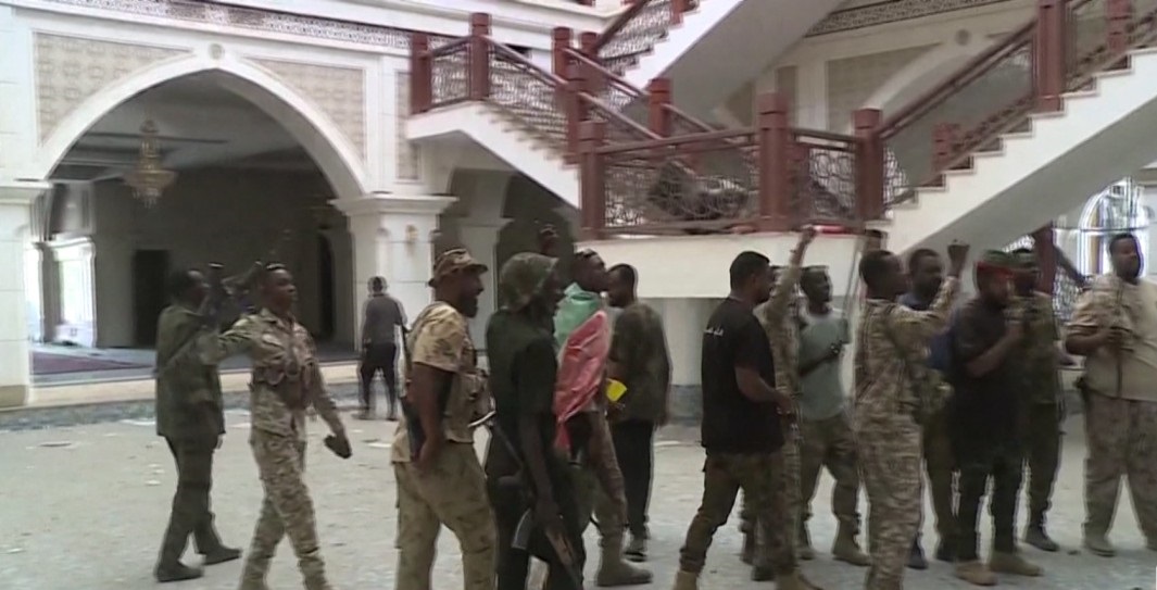 عناصر من الجيش السوداني في القصر الجمهوري (ا ف ب)