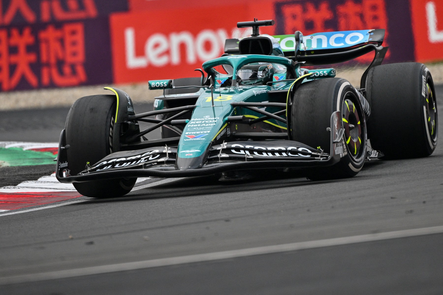 أستون مارتن تبحث عن السكة (أ ف ب)