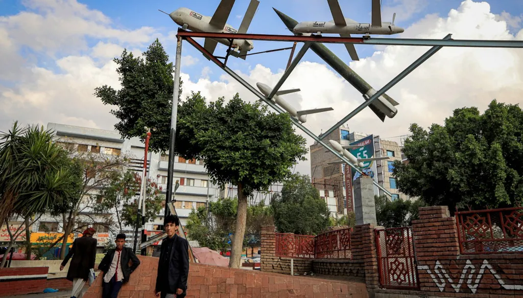 البيت الأبيض: تهديد الحوثيين يجبر حركة الشحن الأميركية على تجنب البحر الأحمر