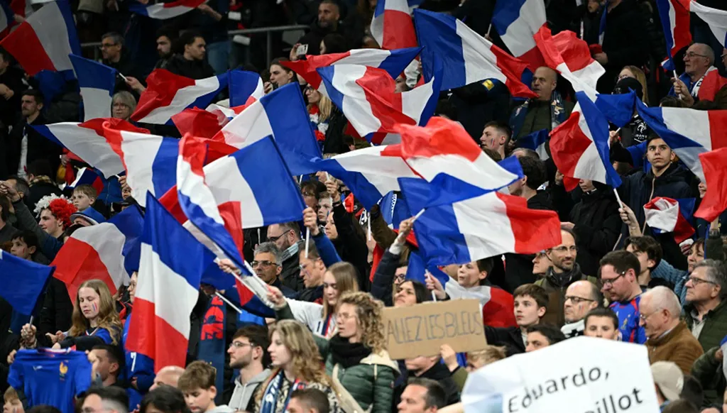 حادثة مرعبة في فرنسا: لاعب يقتحم المدرجات بسكين!