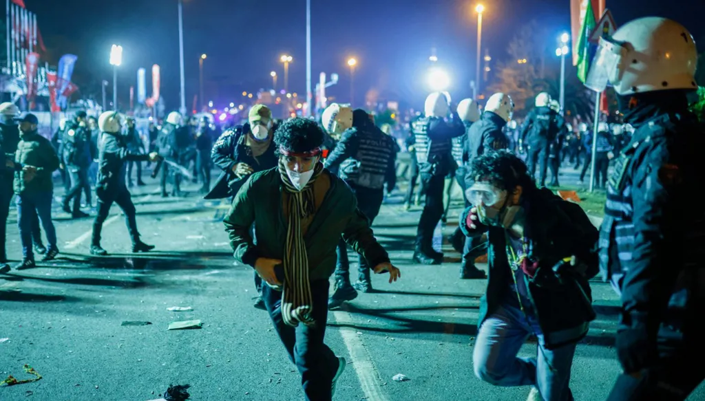 السلطات التركية تعتقل صحافيين بسبب تغطية احتجاجات في إسطنبول... وتوقف أكثر من 1130 متظاهراً