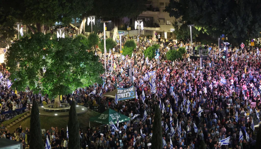الاحتجاجات الشعبية في إسرائيل تتواصل... الكنيست يقرّ قانونا يغيّر طريقة تعيين القضاة (صور)