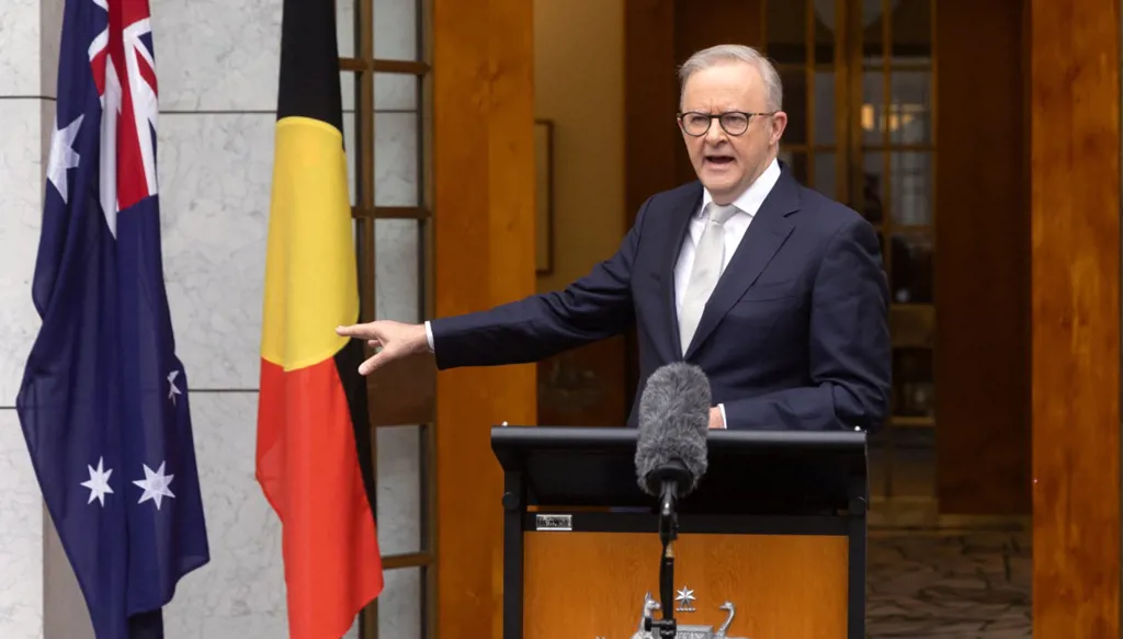 رئيس وزراء أوستراليا يتعهد بتخصيص 1.39 مليار دولار لمساعدة الأسر في شراء بطاريات الطاقة الشمسية‭ ‬