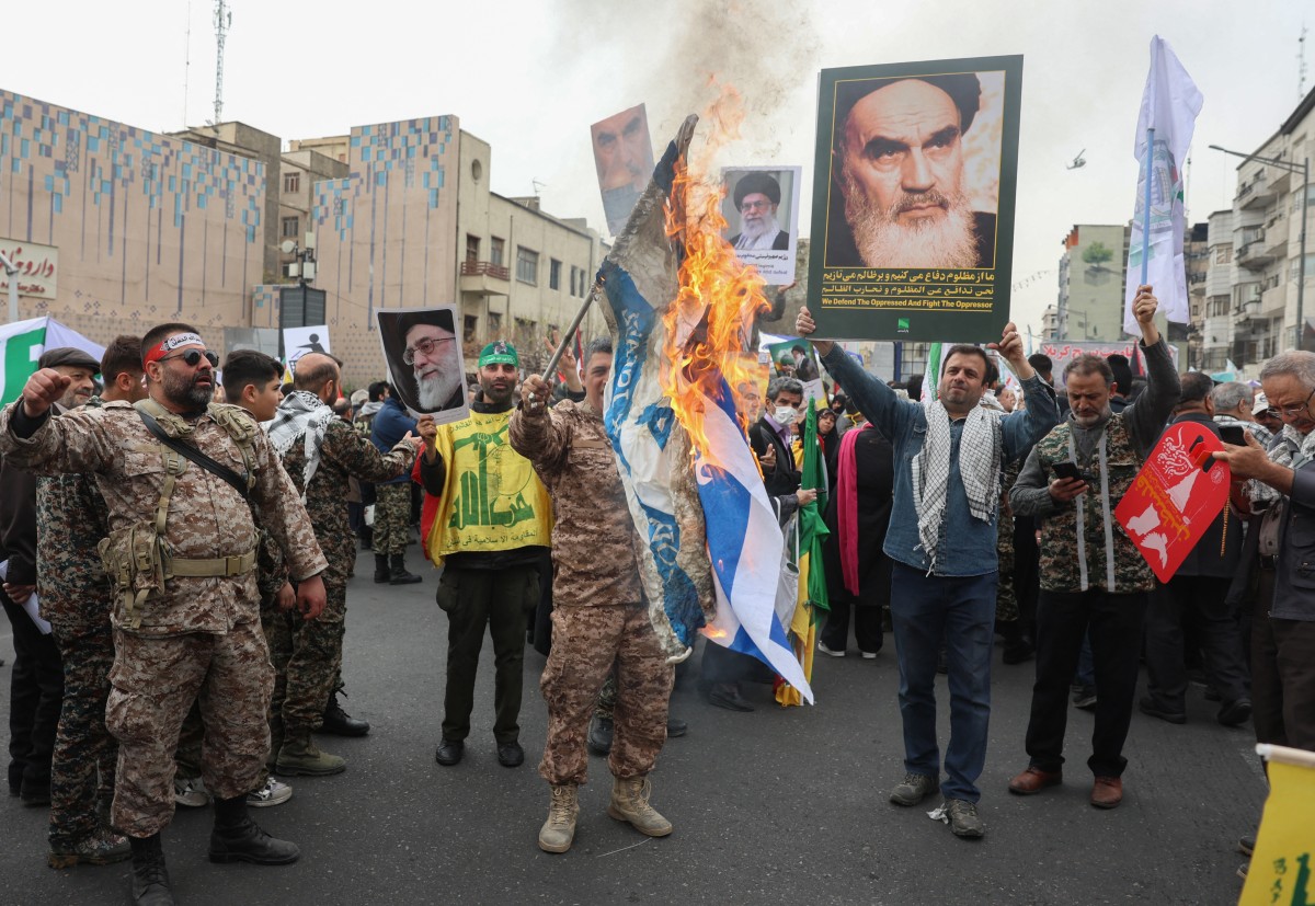 حرق علم إسرائيل في إيران.