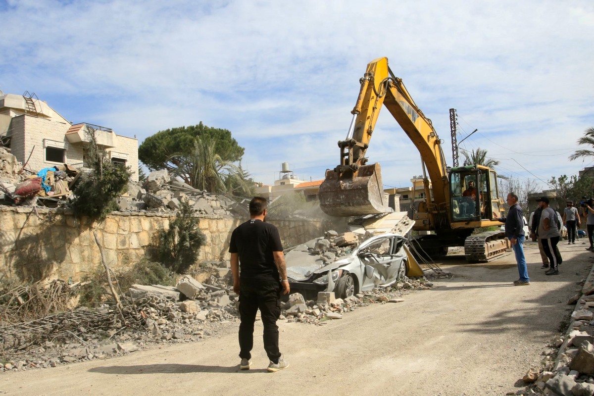 غارة إسرائيلية على كفرتبنيت (أ ف ب).