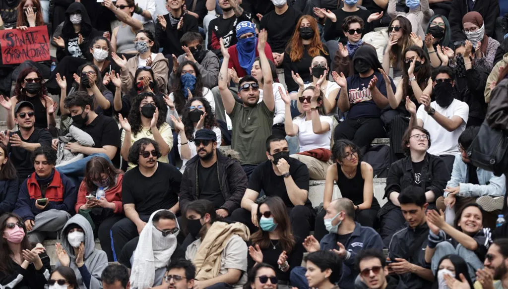 تركيا تصعّد حملة القمع... وتوقف محامين وصحافيين ومتظاهرين