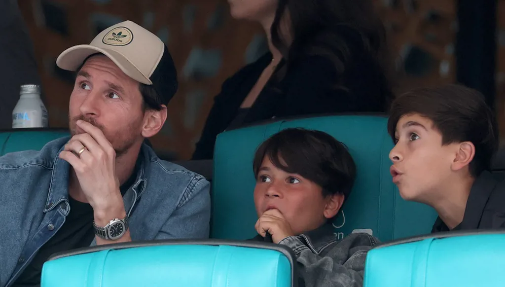 لم يغسل يده بعد مصافحة ميسي فحقق الفوز الأهم في مسيرته (صور وفيديو)