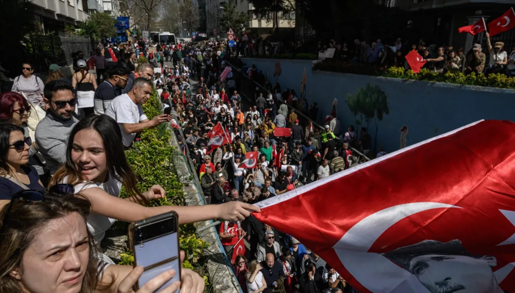"المخاطر لن تثنينا عما نفعله"... جيل جديد يقود الاحتجاجات ضد أردوغان في تركيا أملاً في التغيير