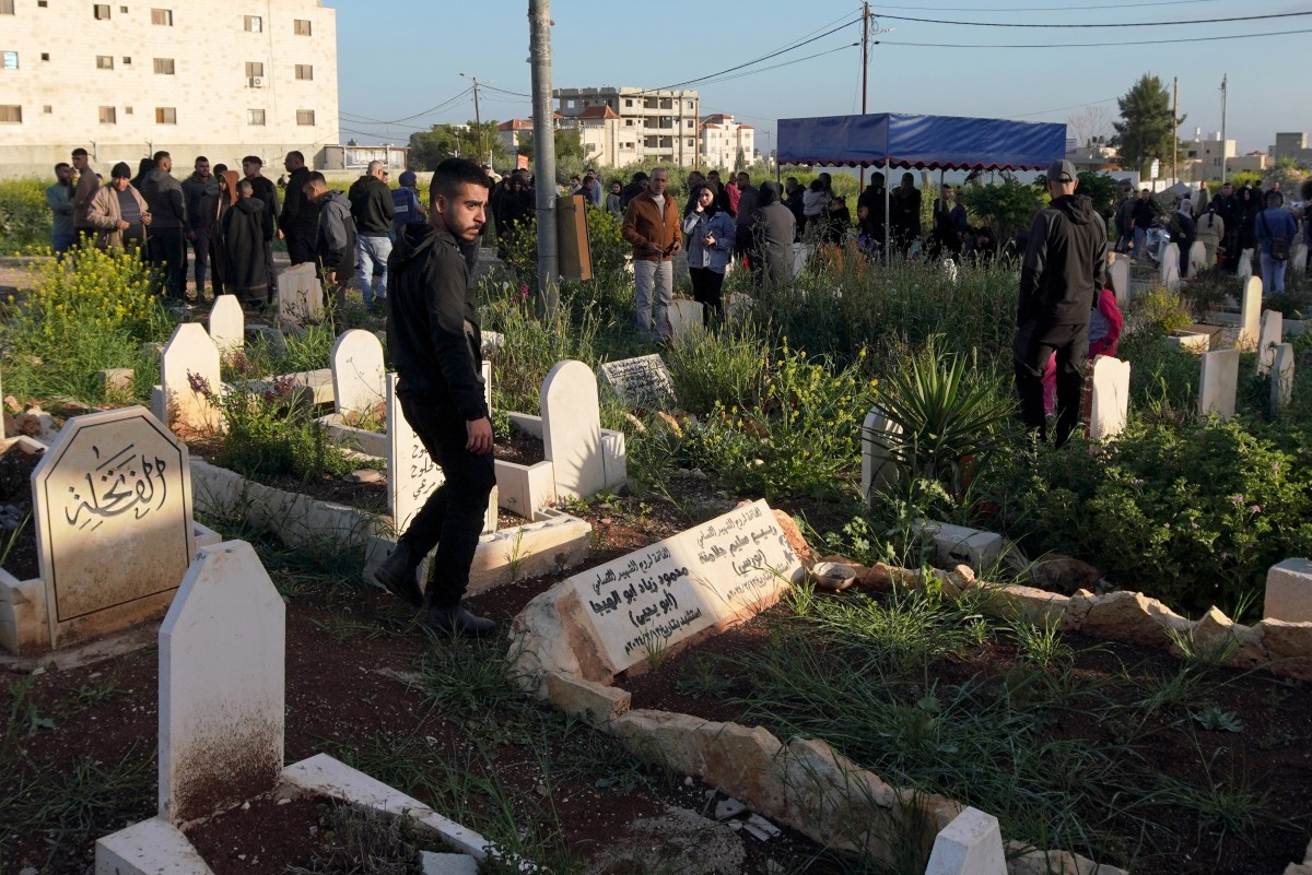 فلسطينيون يزورون أضرحة أقاربهم بداية عيد الفطر في الضفة الغربية (ا ف ب)