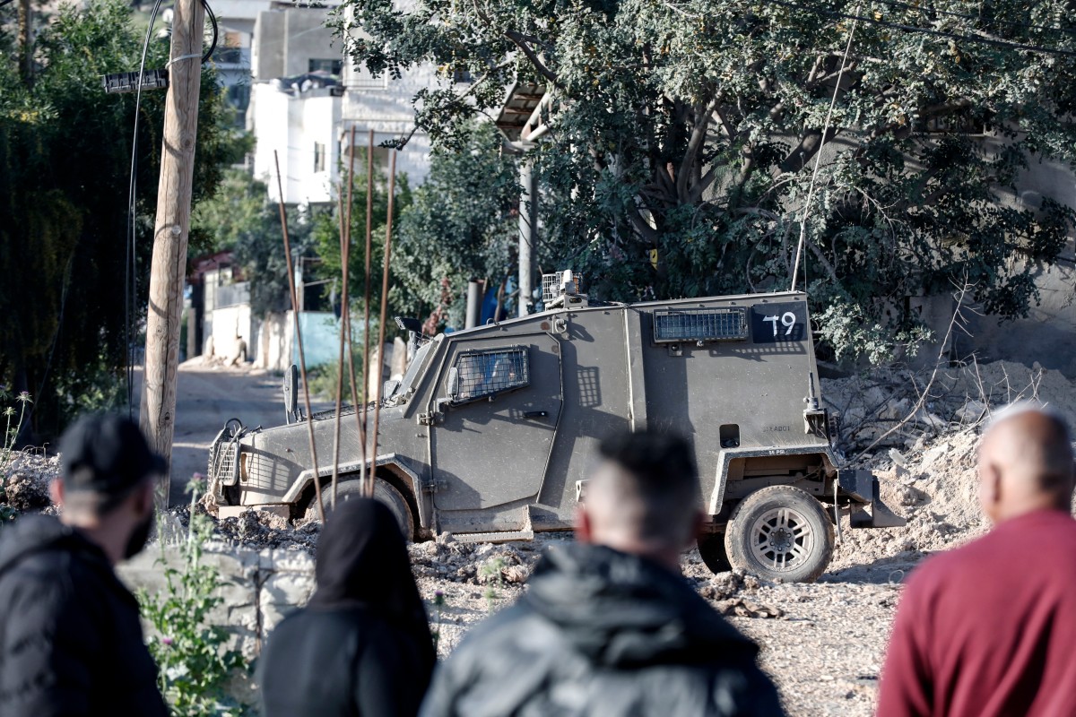 فلسطينيون ومركبة عسكرية اسرائيلية في الضفة الغربية (ا ف ب)