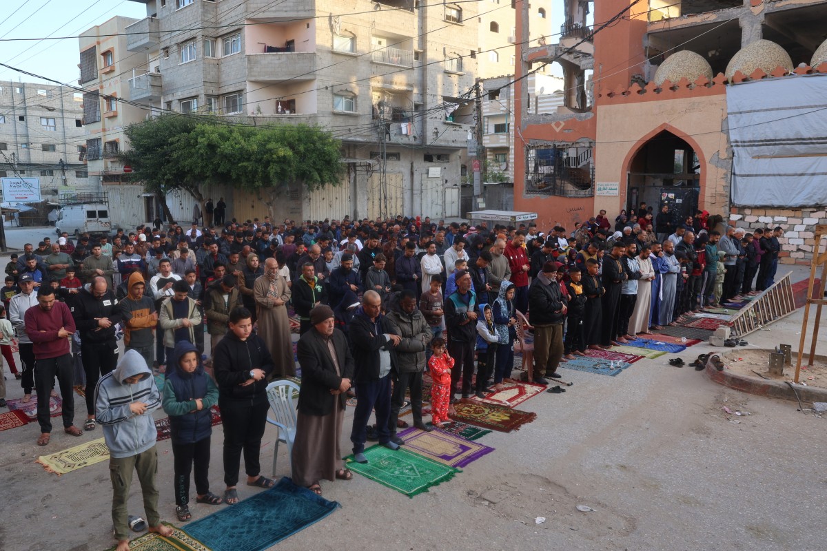 فلسطينيون يصلون في غزة (ا ف ب)