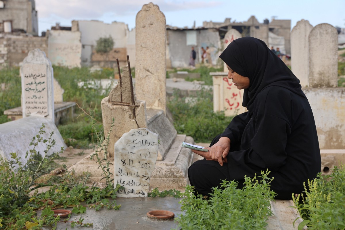 فلسطينية تزور مقبرة في غزة (ا ف ب)