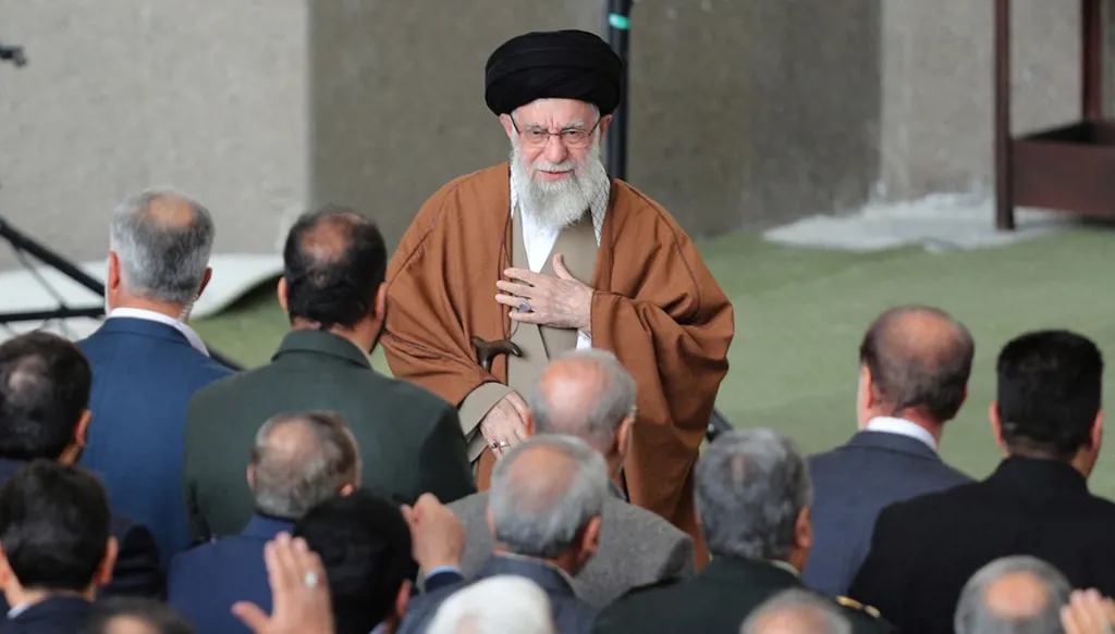 وسط تهديدات ترامب... مسؤول إيراني كبير: خامنئي وضع القوات المسلّحة في حالة تأهّب قصوى