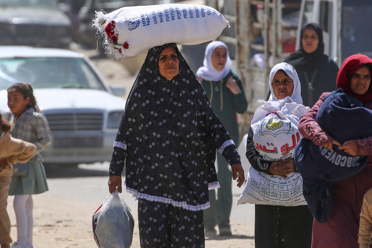 حركة نزوح من رفح (أ ف ب).