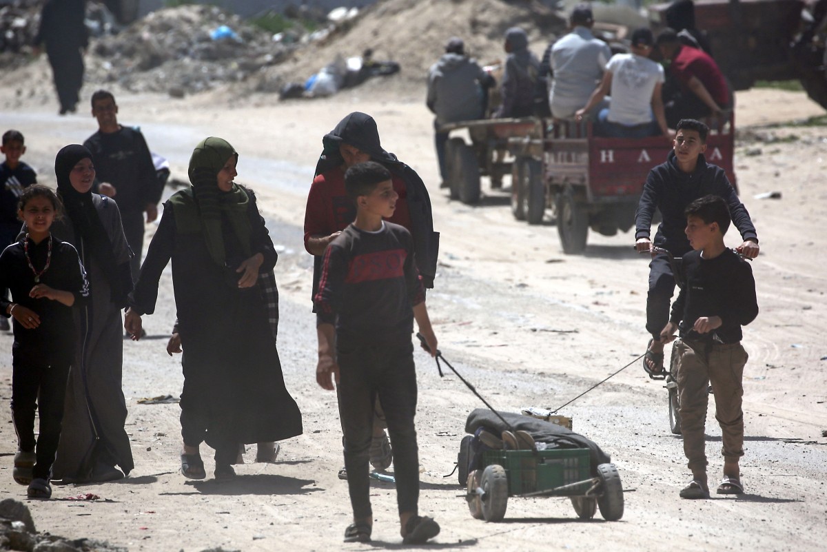 حركة نزوح من رفح (أ ف ب).