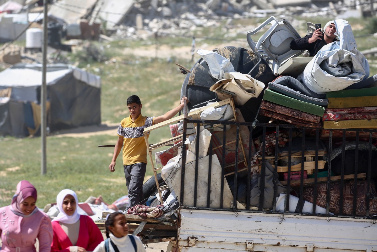 حركة نزوح من رفح (أ ف ب).