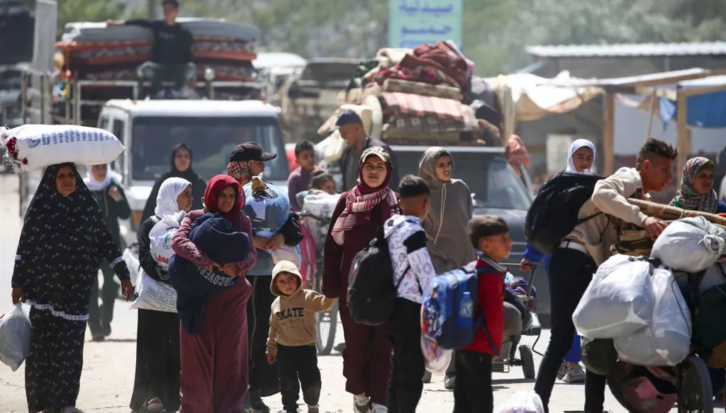 فرار الآلاف من رفح... 31 قتيلاً وأكثر من 100 جريح بضربة على مركز للنازحين