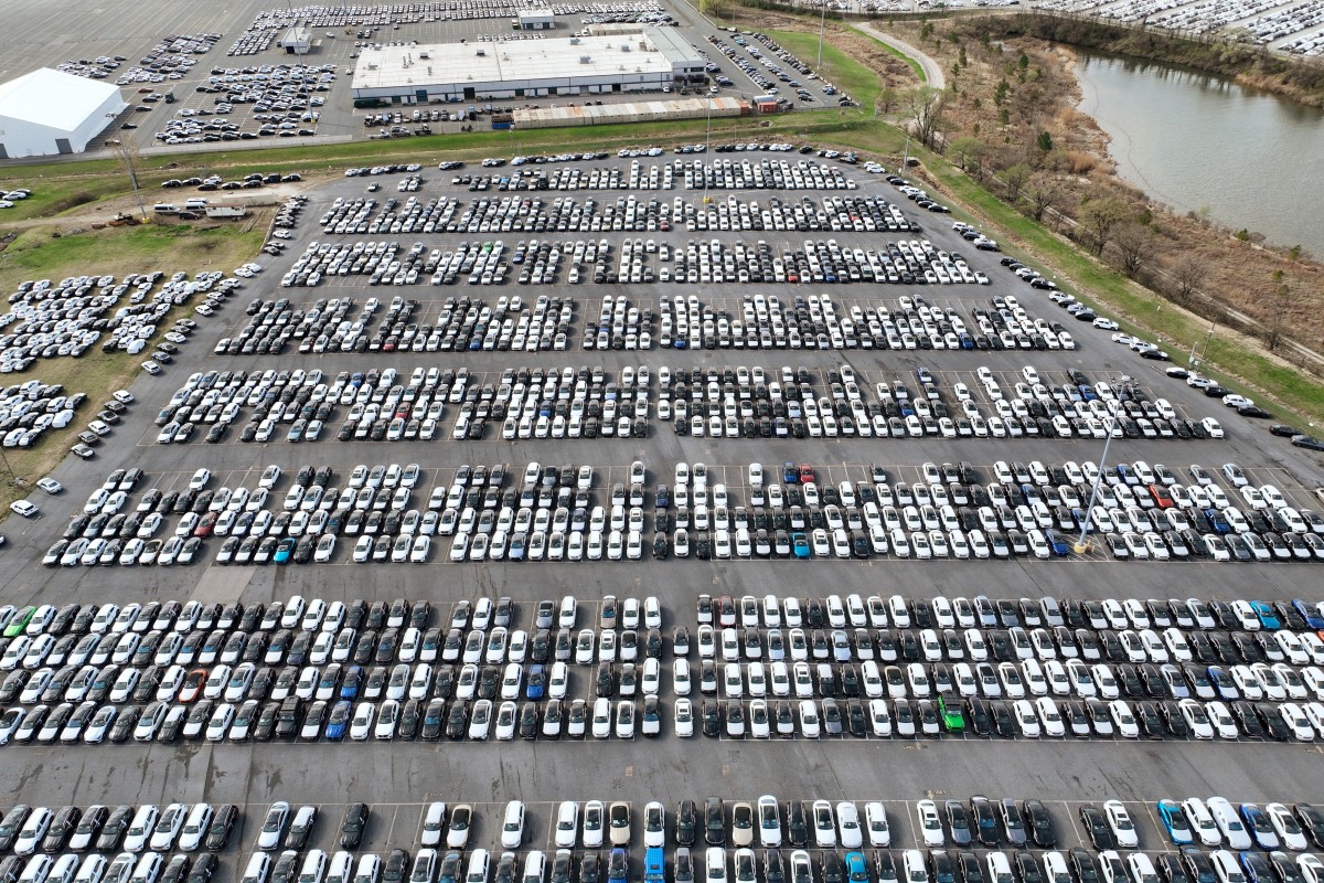 سيارات جديدة متوقفة على الرصيف في مركز تجهيز سيارات مرسيدس بنز في بالتيمور بولاية ماريلاند، (ا ف ب).