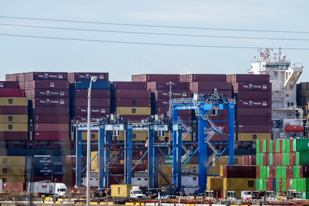 أكوام من حاويات الشحن في ميناء بالتيمور في ولاية ماريلاند الاميركية، (ا ف ب).