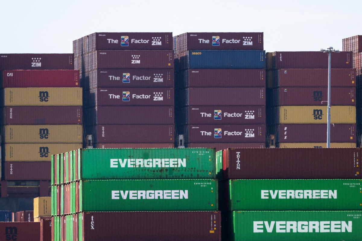 أكوام من حاويات الشحن في ميناء بالتيمور في ولاية ماريلاند الاميركية، (ا ف ب).