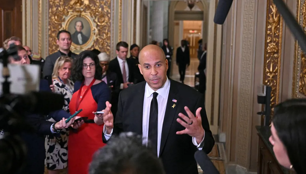 أطول خطاب في مجلس الشيوخ الأميركي ضدّ ترامب... استمرّ لأكثر من 24 ساعة (فيديو)