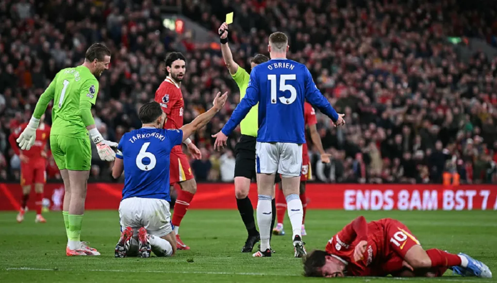 لاعب ليفربول ينجو من إصابة خطيرة وتحكيم الفيديو تحت النار (فيديو وصور)