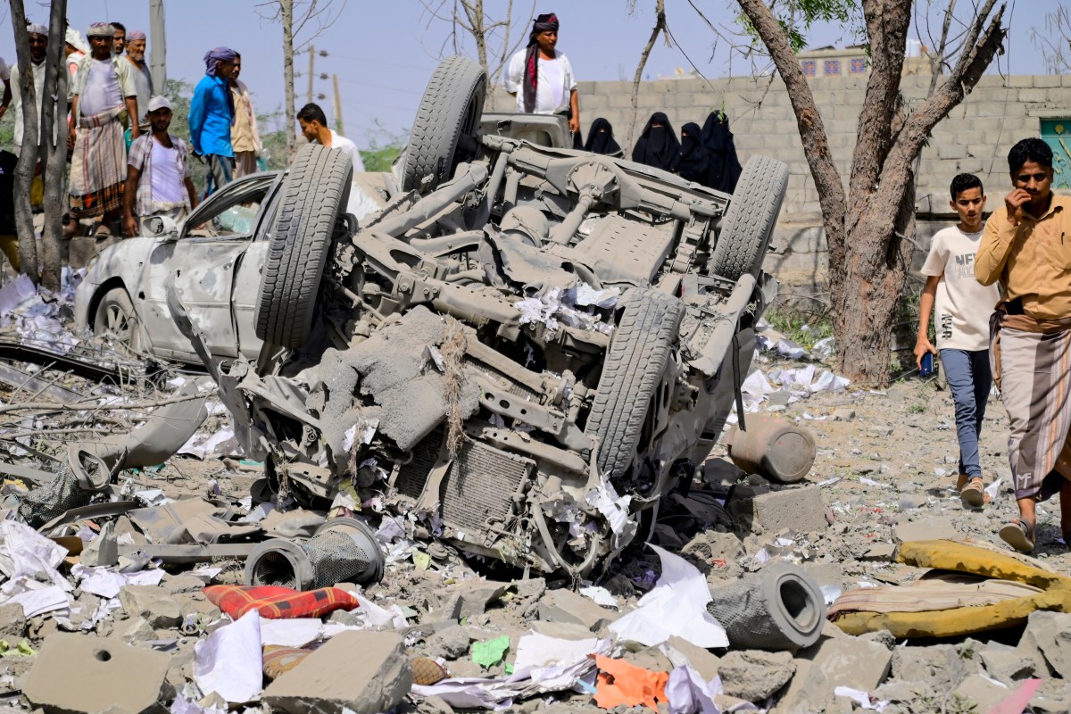 أضرار أعقبت غارات جوية ليلية، زعم الحوثيون أنها استهدفت مبنى إدارة المياه في المنصورية بمحافظة الحديدة اليمنية، في 2 أبريل/نيسان 2025. 