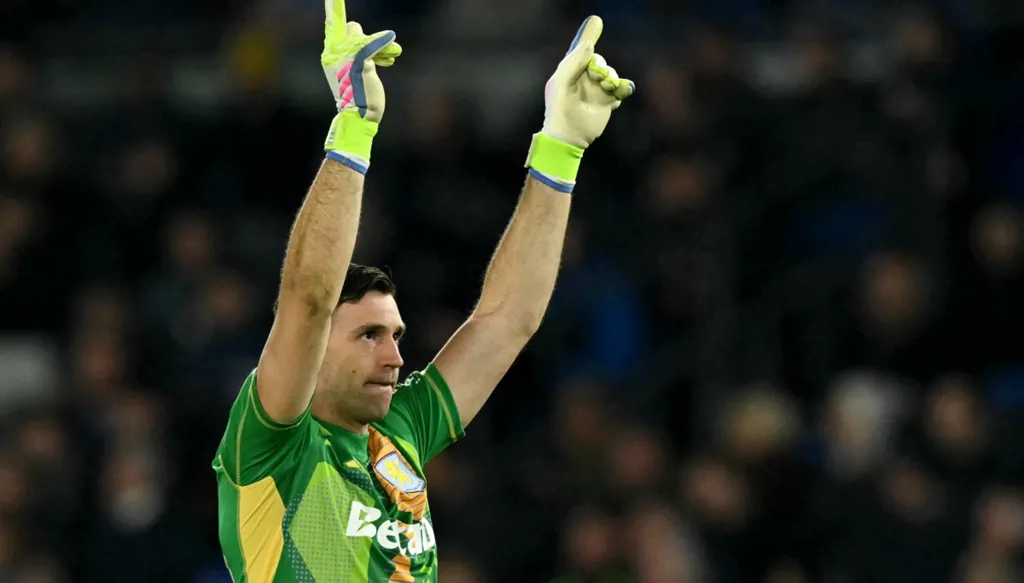 صافرات الاستهجان تنتظر مارتينيز "عدو" الجماهير الفرنسية