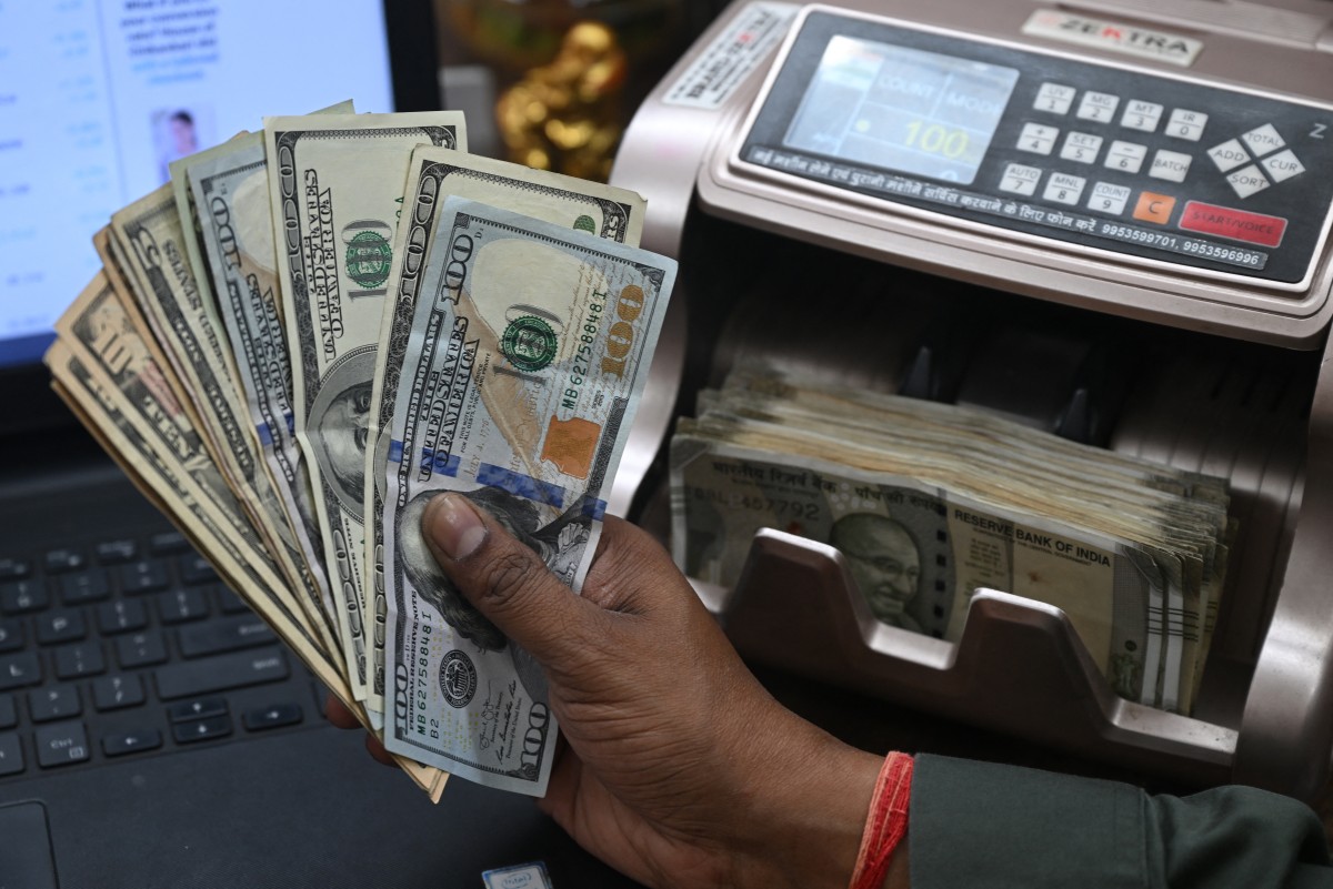 دولار أميركي. (أ ف ب)