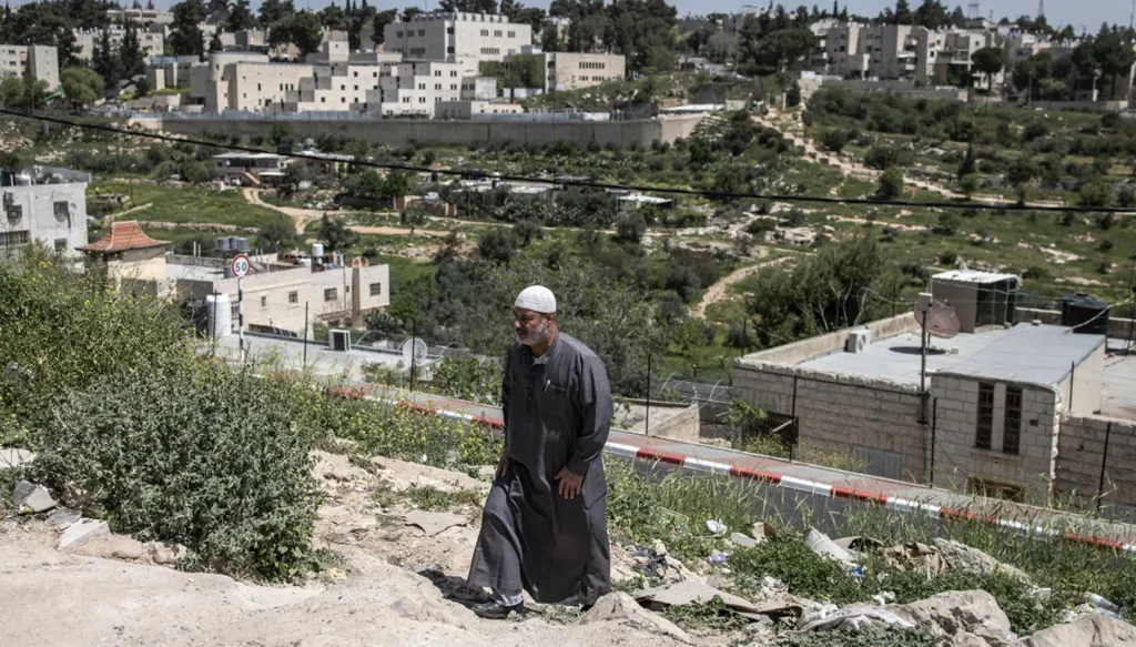 مستوطنون إسرائيليون يهاجمون بلدة في نابلس... ويحرقون سيارة تابعة لفلسطيني في سلفيت
