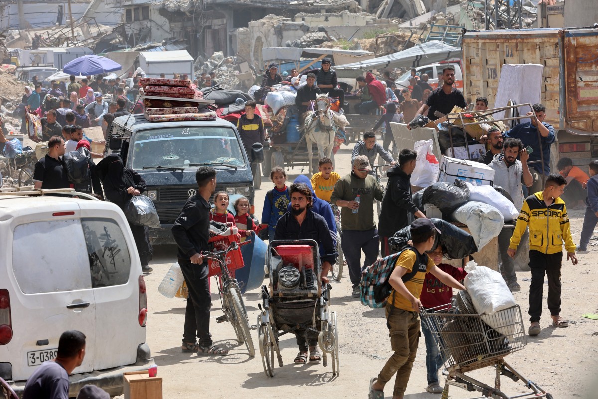 أطفال غزة تحت  وابل القصف وضحايا الالغام (ا ف ب)