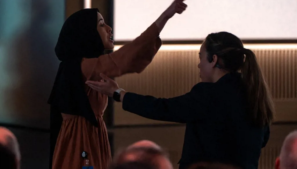 موظفة تقاطع كلمة مسؤول في مايكروسوفت بسبب الإبادة في غزة (فيديو)