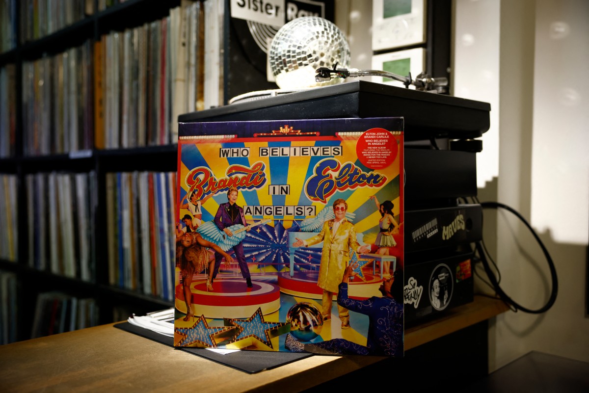 نسخة من ألبوم إلتون جون الأخير. (أ ف ب)