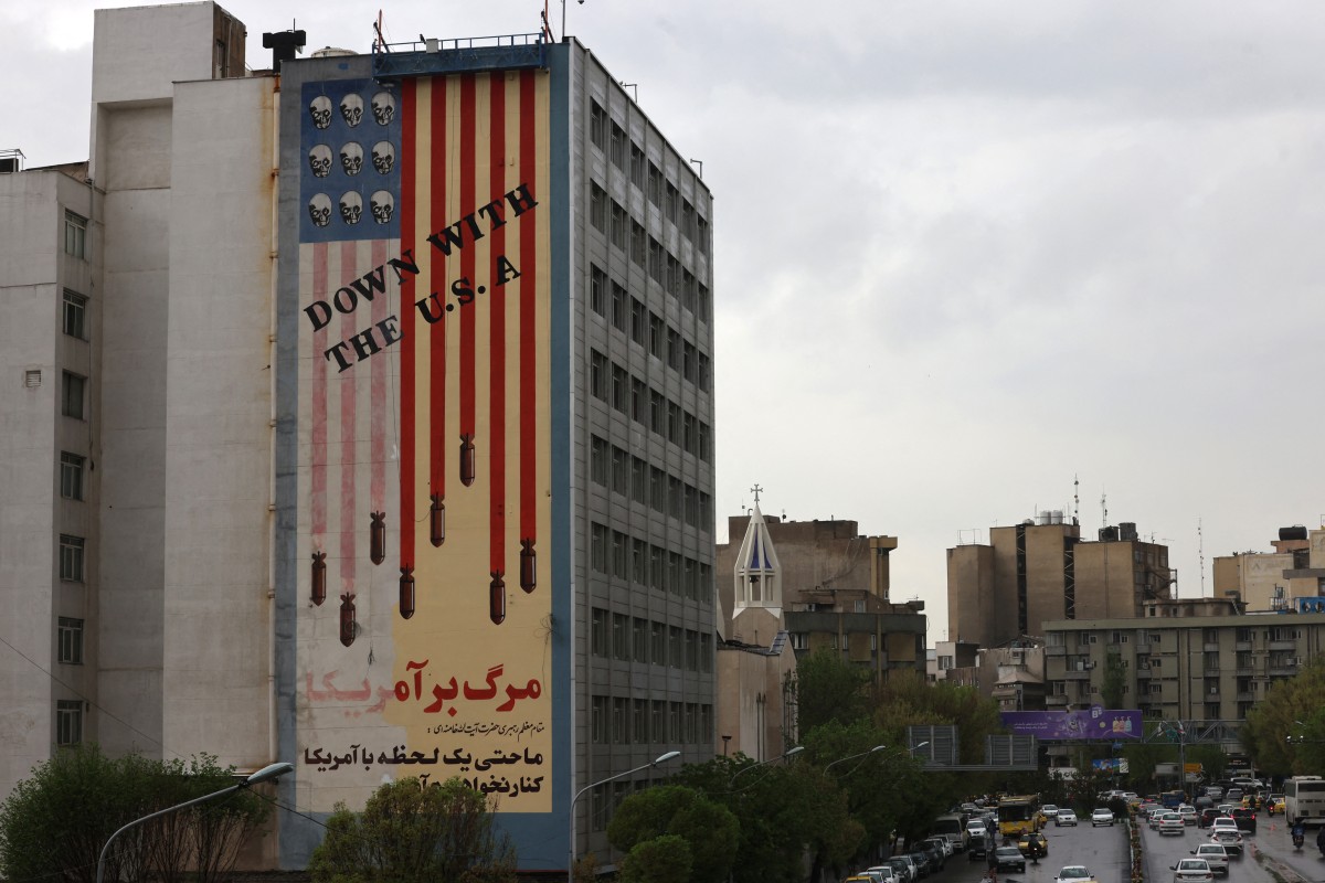 جدارية مناهضة للولايات المتحدة مرسومة على جانب مبنى في طهران في 5 نيسان/ أبريل 2025. 