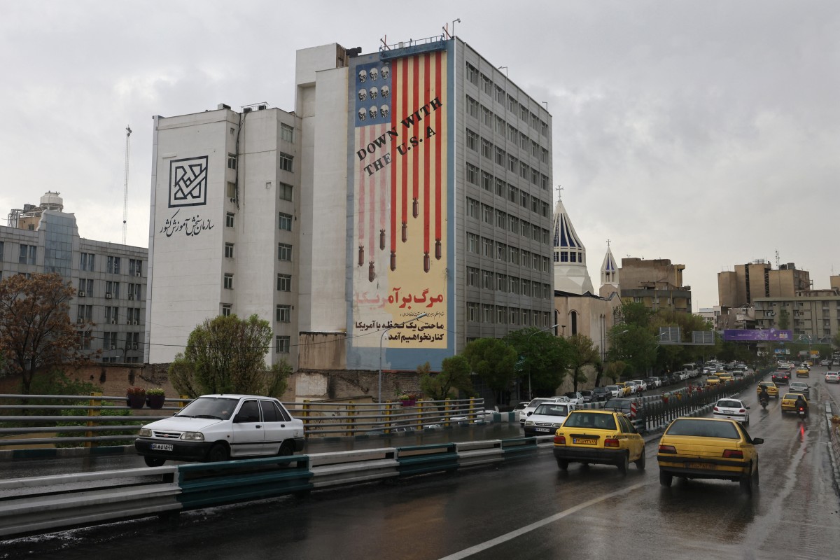 جدارية مندّدة بالولايات المتحدة في طهران (أ ف ب).