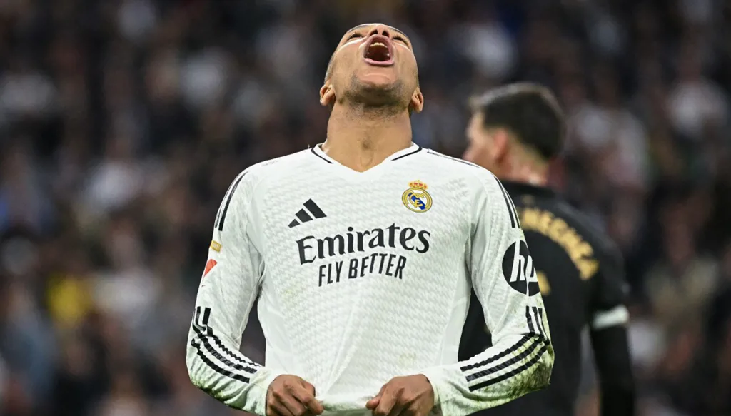 مبابى يتلقى البطاقة الحمراء للمرة الأولى مع ريال مدريد (فيديو)