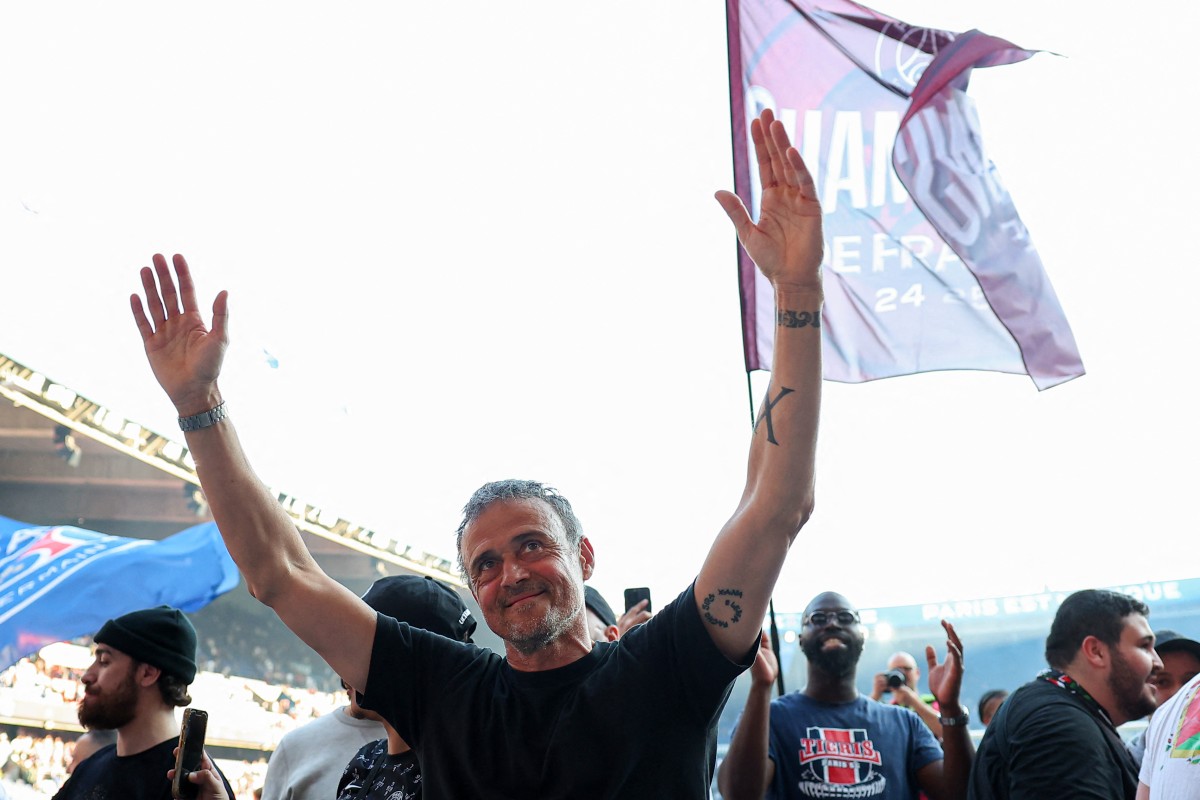 احتفال إنريكي بلقب الدوري الفرنسي (أ ف ب)