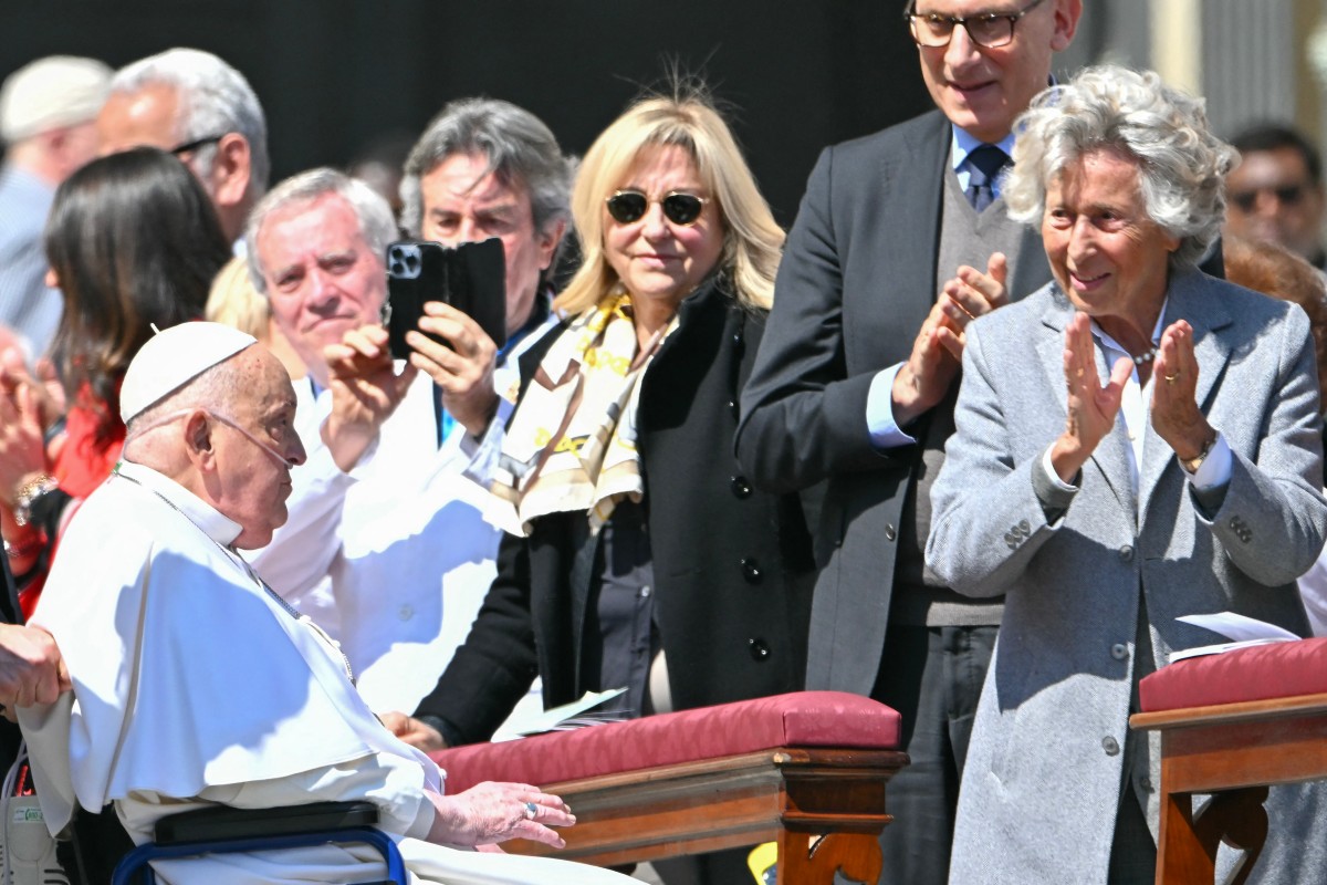 البابا فرنسيس يُحيّي حشوداً في الفاتيكان بأول ظهور له منذ مغادرته المستشفى (أ ف ب).