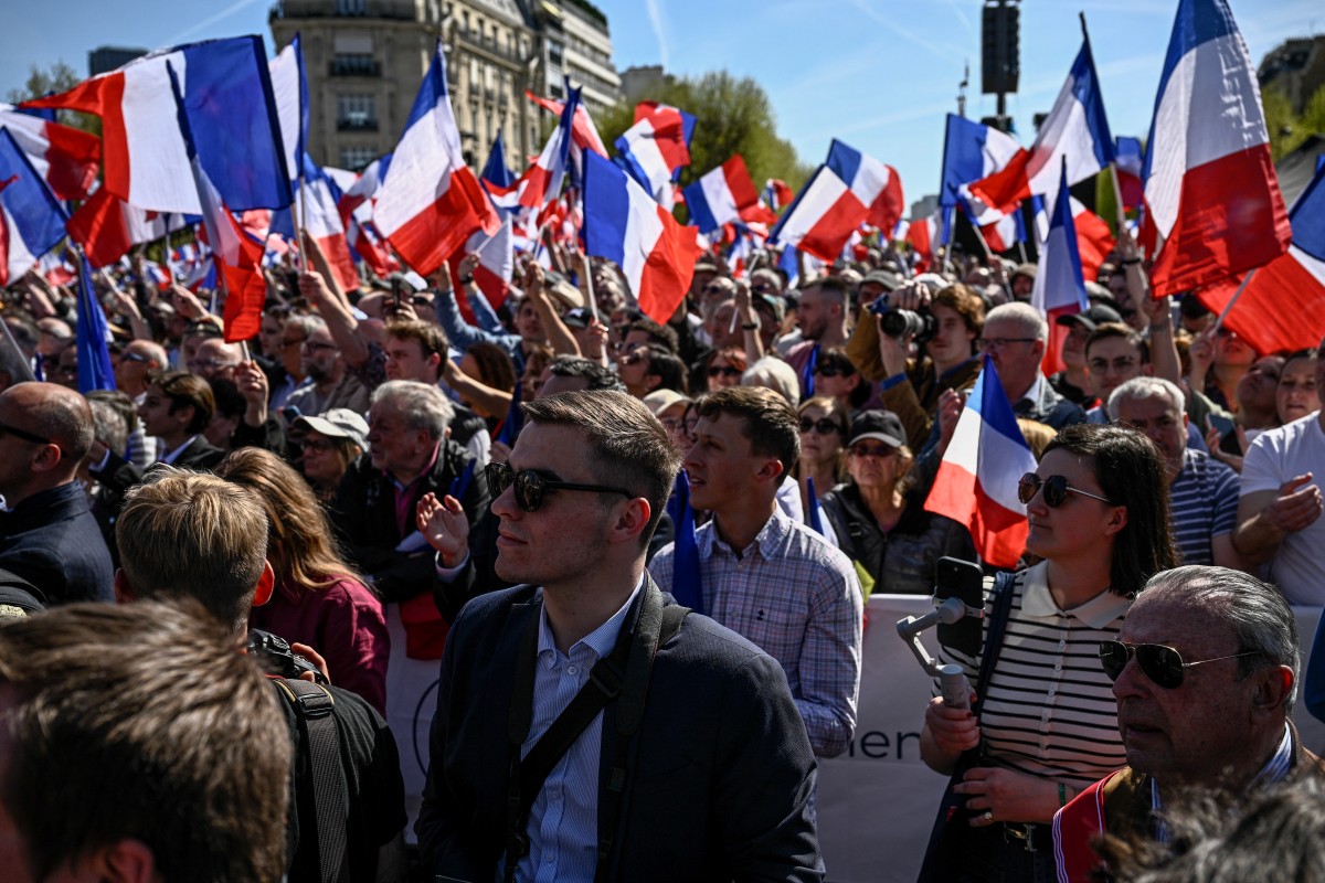 متظاهرون مؤيدون للوبن في باريس (ا ف ب)