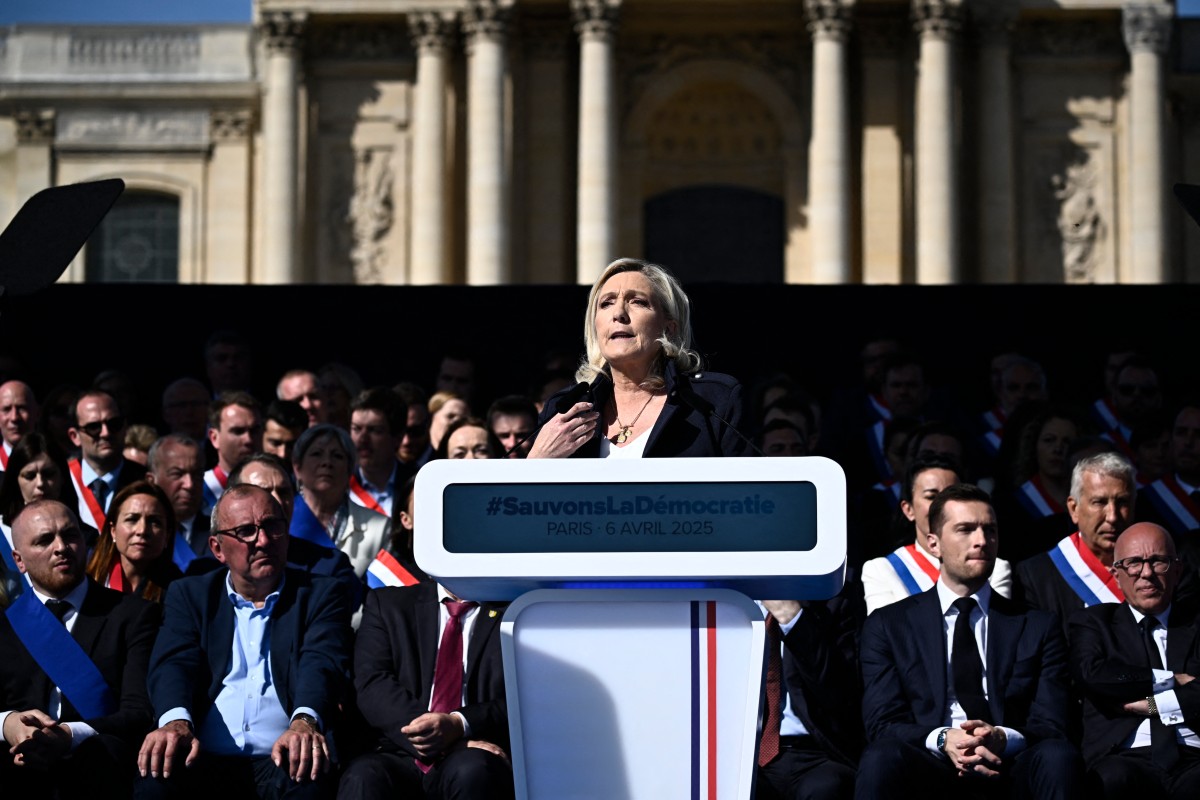 لوبن خلال التجمع في باريس (ا ف ب)