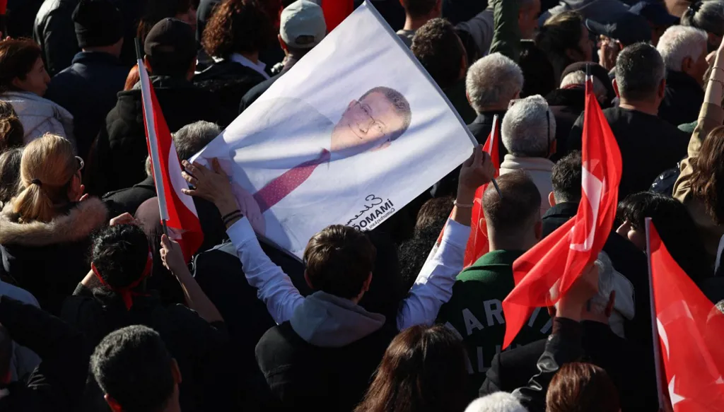 رئيس بلدية إسطنبول المسجون يواجه محاكمة جديدة بتهمة إهانة مدع عام