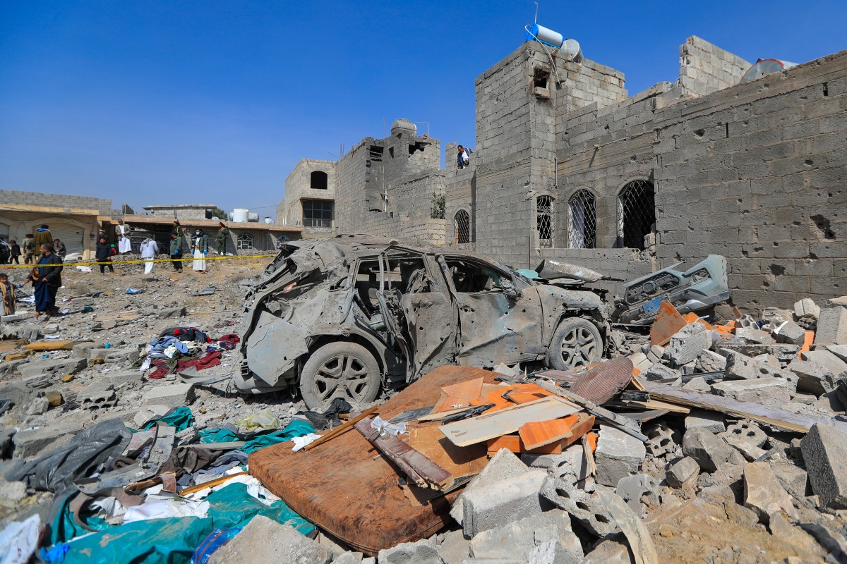 أشخاص يتفقدون موقع غارة جوية أميركية في صنعاء، بعد يوم من الهجوم، في 7 أبريل/نيسان 2025 