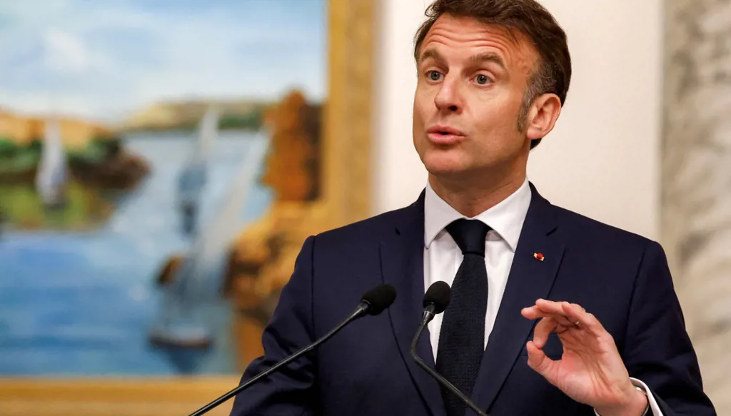 بالفيديو- صورة الشيخ زايد تستوقف ماكرون في خان الخليلي