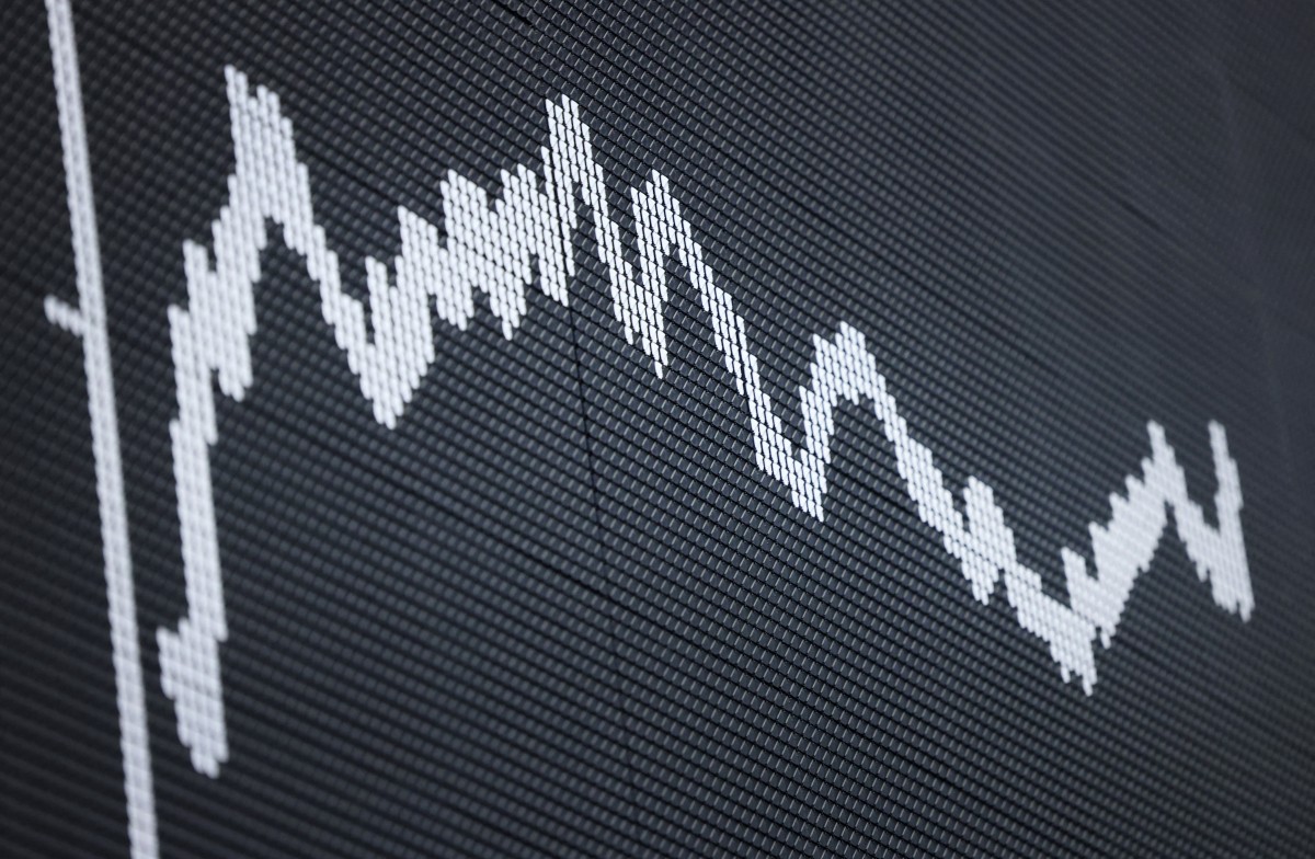 البورصة تنخفض. (أ ف ب)