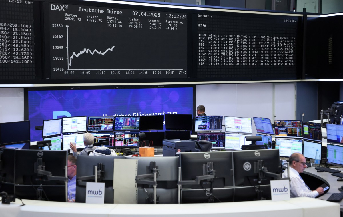 انهيار البورصات. (أ ف ب)