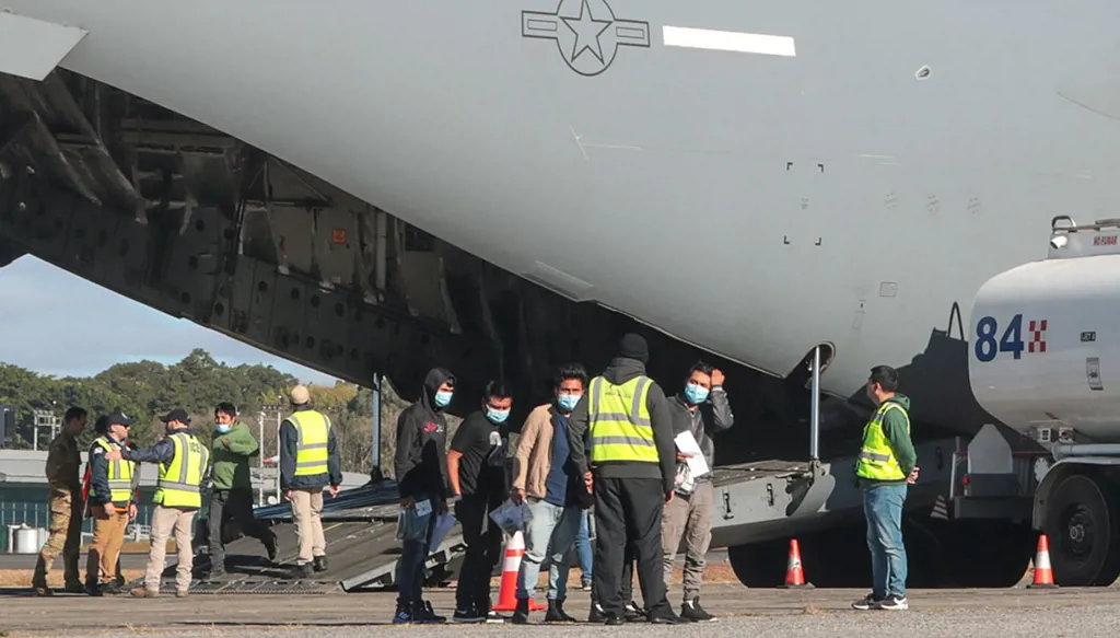 المحكمة العليا الأميركية تلغي قراراً قضائياً يحظر ترحيل المهاجرين بموجب قانون يعود لزمن الحرب